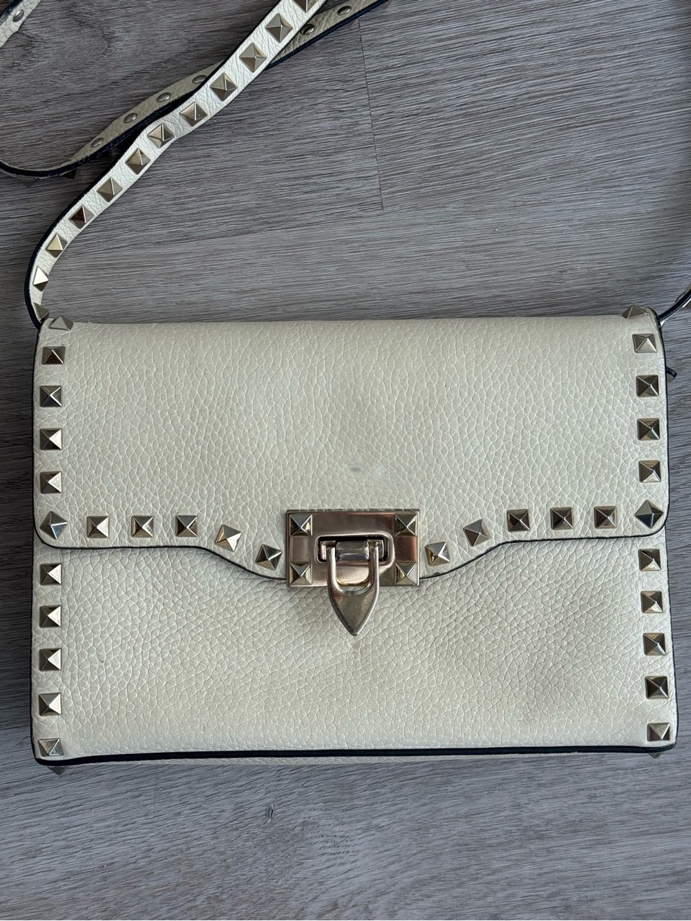 Valentino Garavani
Small Rockstud Grainy Calfskin Crossbody Bag - Picture 2 of 6
